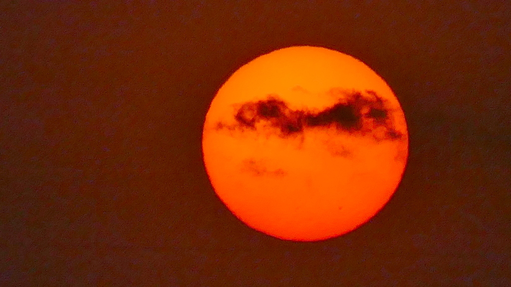 夕日の前の雲