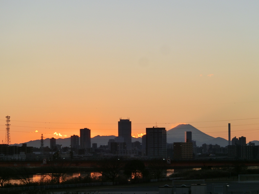 日が落ちた丹沢山系に白雲が