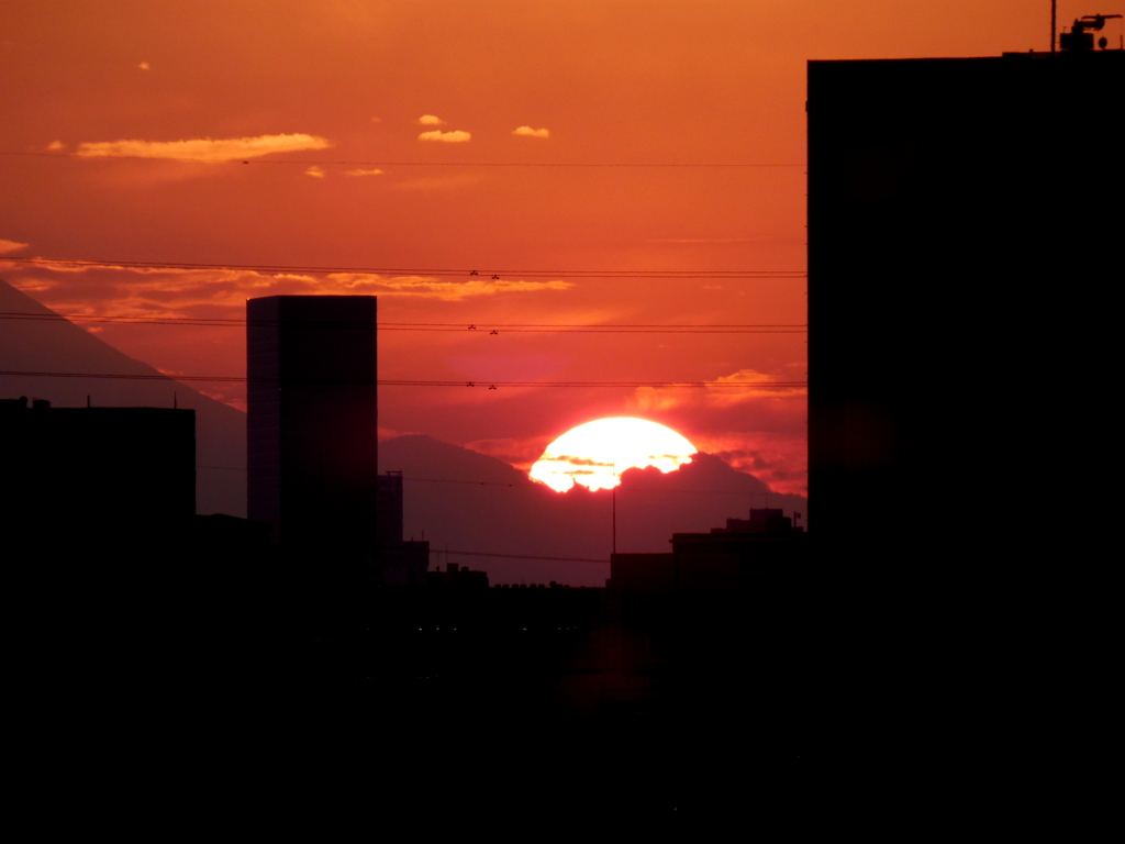'22.11.11.16:30.大室山右の雲がわく加入道山の夕日