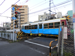 京成線町屋駅近くの青い都電荒川線
