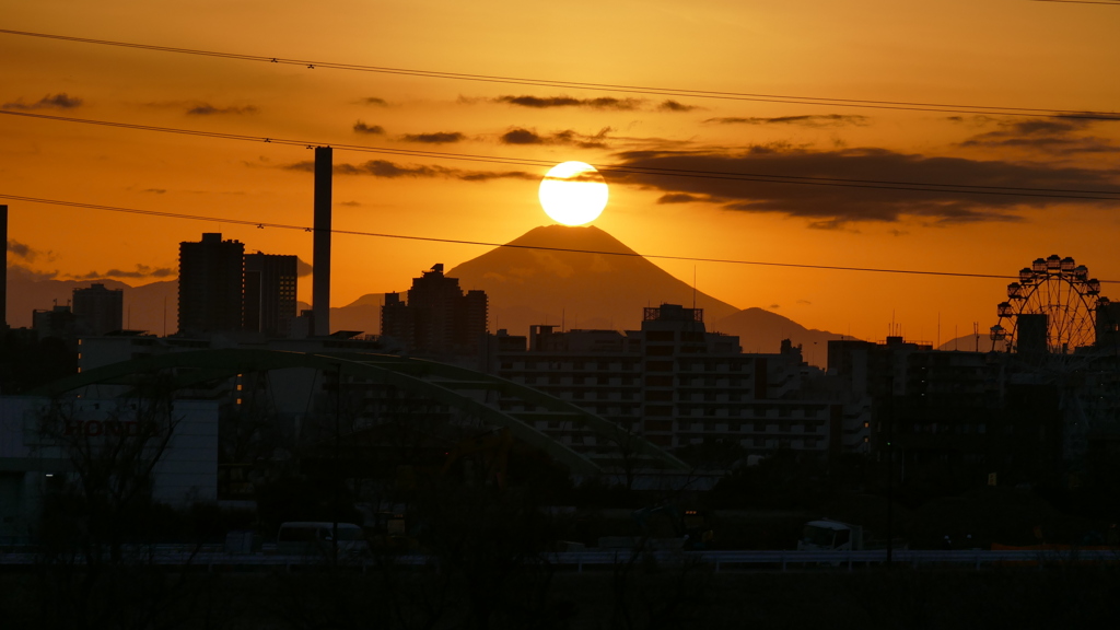 荒川扇大橋から富士山頂の夕日