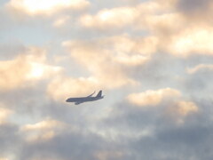 夕雲の中を