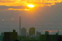 荒川土手から西の雲の上に落ちる夕日