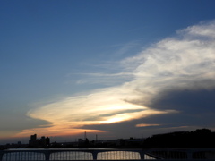 夕日が隠れた尾竹橋の隅田川の夕景