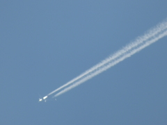 機体が見える飛行機雲