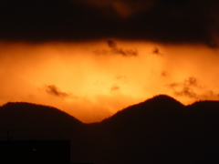 ’22新春の荒川土手から丹沢山系のズームした夕焼のシルエット