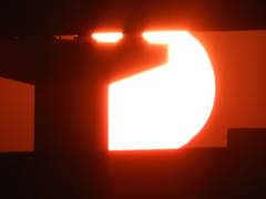 高速道路の間の大きな夕日