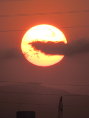 雲取山の上の雲掛かる大きな夕日
