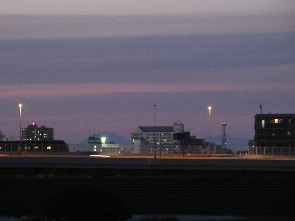 夕まずめの荒川土手から高速高架上に日光男体山と女峰山が