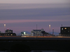 夕まずめの荒川土手から高速高架上に日光男体山と女峰山が