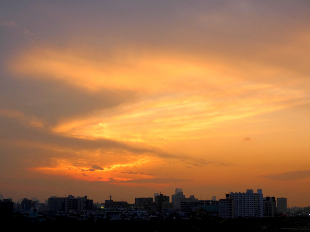 ’21.12.16.丹沢山系の山に雲が覆いかぶさった夕焼け