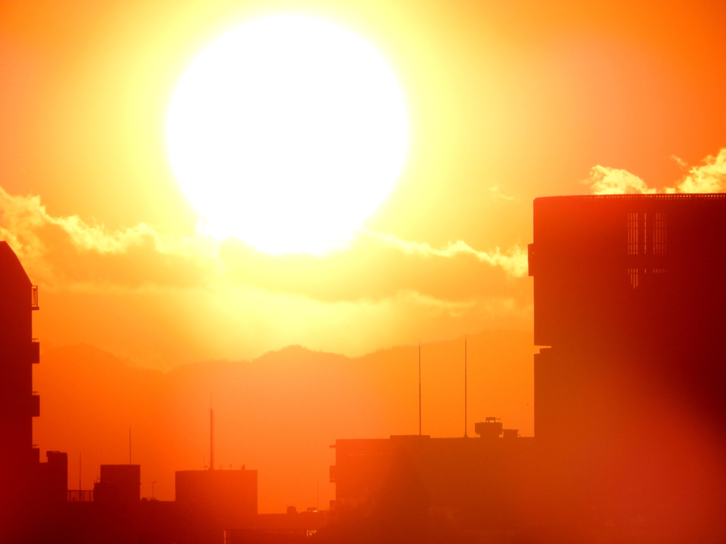 ’23.1.3.丹沢山系の黄金色の雲の大きな夕日
