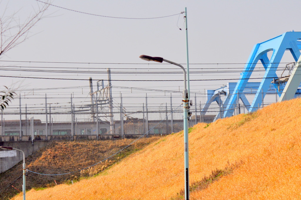 東武伊勢崎荒川橋梁の下から奥の東京メトロ千代田線