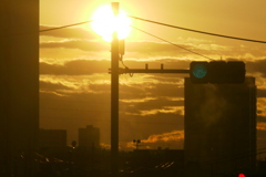 荒川土手から信号の柱の夕日