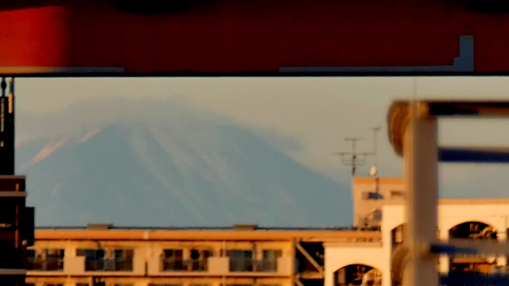 荒川高速下の雲被る日光男体山