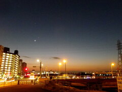 月星と荒川土手の夕景