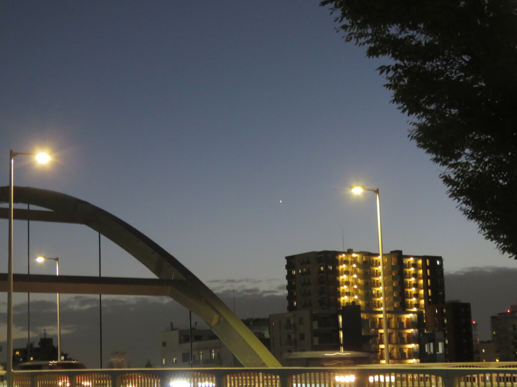 隅田川の上の宵の明星