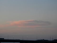 荒川のレンズ雲の夕焼け