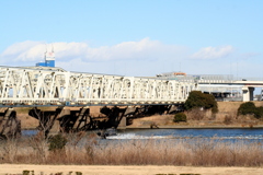 千住日の出町緑地の東武伊勢崎線荒川橋梁と向かい土手の小菅駅
