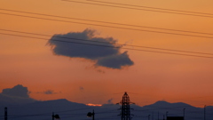 左雲取山右白岩山の間の甲武信ヶ岳当たりの遠くの夕焼け雲