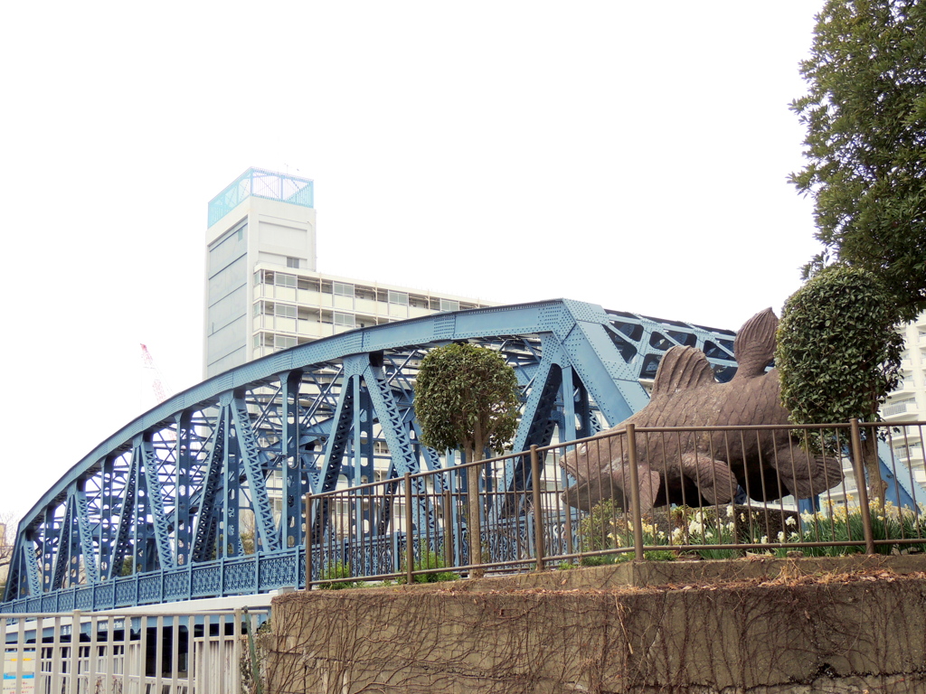 西深川橋となぜかシーラカンスの鉄像