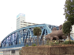 西深川橋となぜかシーラカンスの鉄像