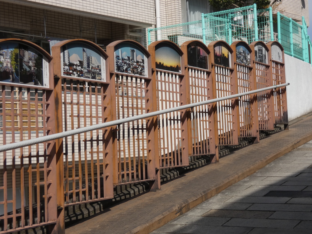 階段に見えるがスロープの富士見坂