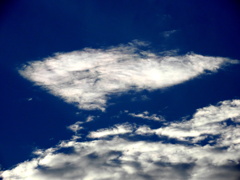 少し色のついた夕雲