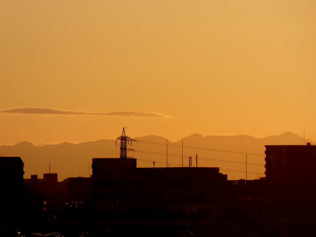 荒川の土手から見えた夕焼の塔ノ岳～蛭ヶ岳