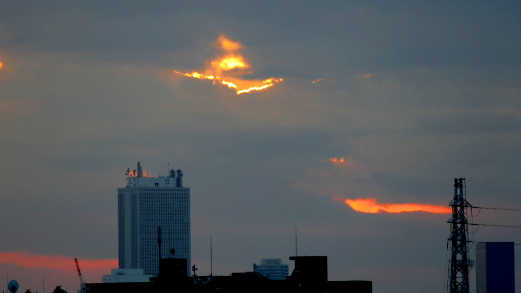 隠れた富士の上から