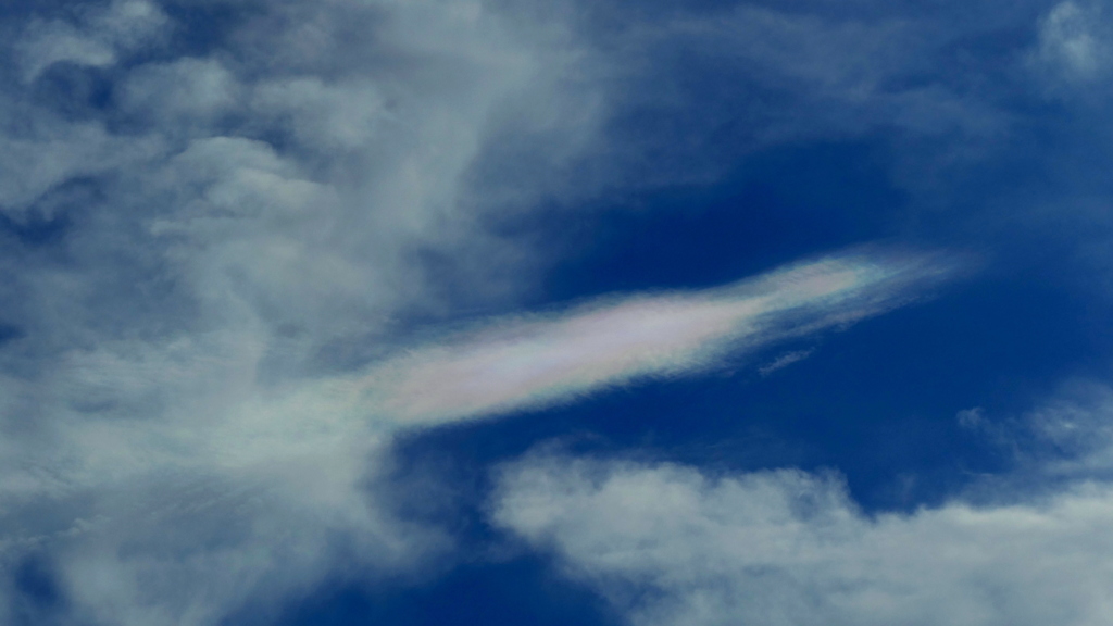 朝の彩雲