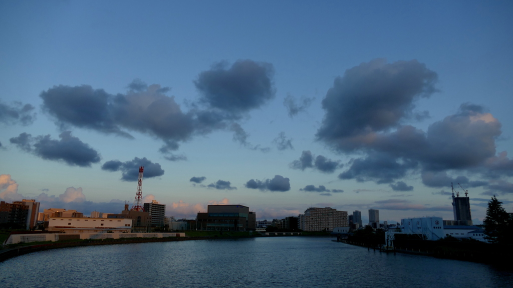 隅田川夕日と反対側の空