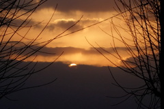 沈む夕日の上の夕焼け雲