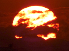 御正体山中腹落日の大きな夕日