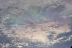 千住柳原上空の流れる雲と太陽光の創り出すその時限りの彩雲アート