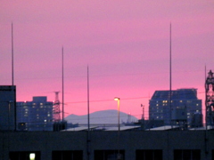 場所を変えて夕焼けの浅間山の全景が見えます。