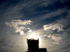 荒川土手のマンションの上の弱い彩雲