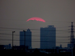 千住新橋から夏至から９日目の雲に沈む夕日
