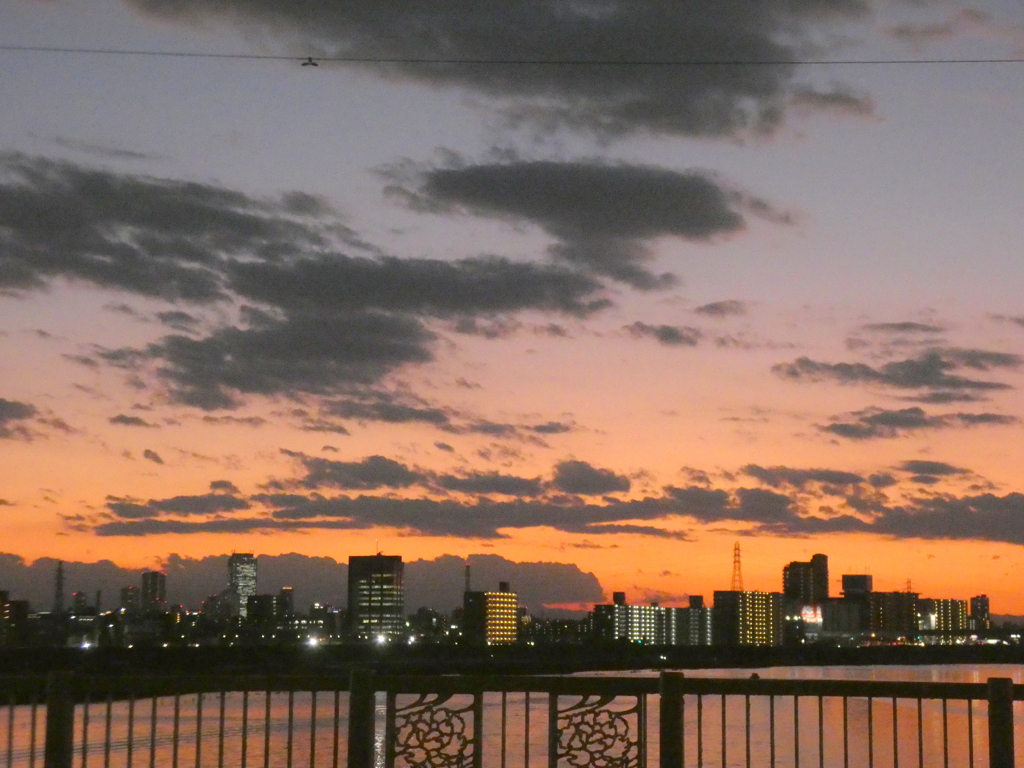 橋の向うの夕景