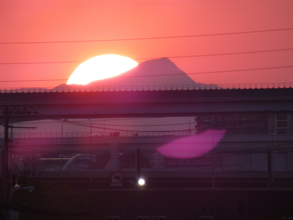 ’22.5.3.舎人ライナーの高架上の武甲山と夕日