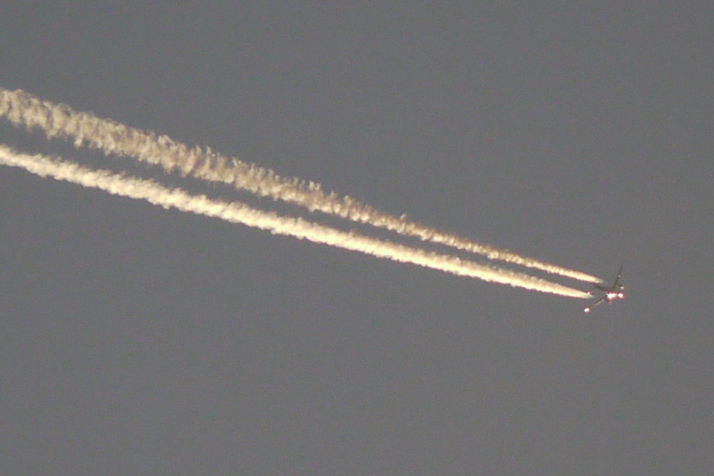 高空の光るジェット