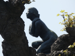 谷中の墓地の近く、旧幸田露伴邸から覗いてみると、多分朝倉彫塑館の女性像が