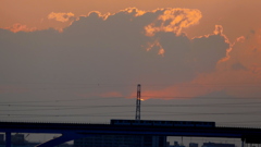 鉄塔後ろの雲に