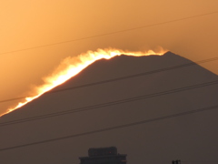 夕日が富士山の後ろに回ると富士山の上空の雲が黄金色に
