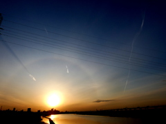 アークの夕日とジェット雲の荒川ワンド