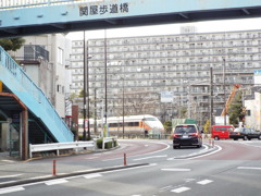 千住東の踏切の東武100系