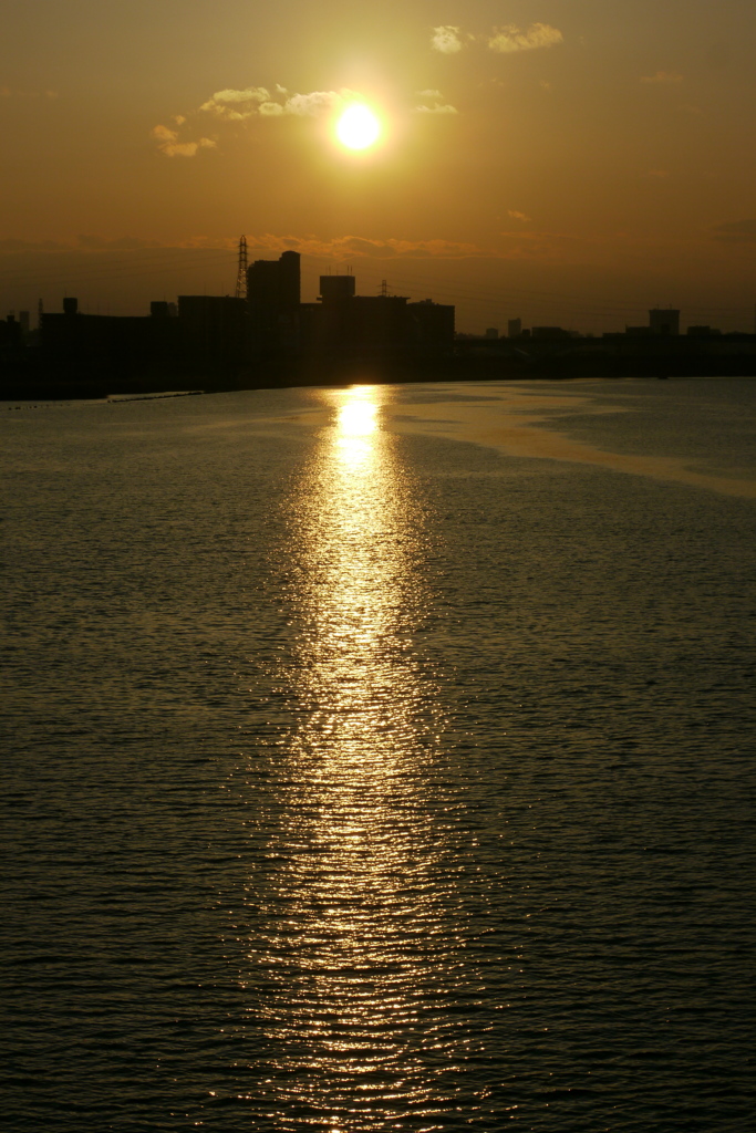 荒川のオレンジ色の夕日とサンロード