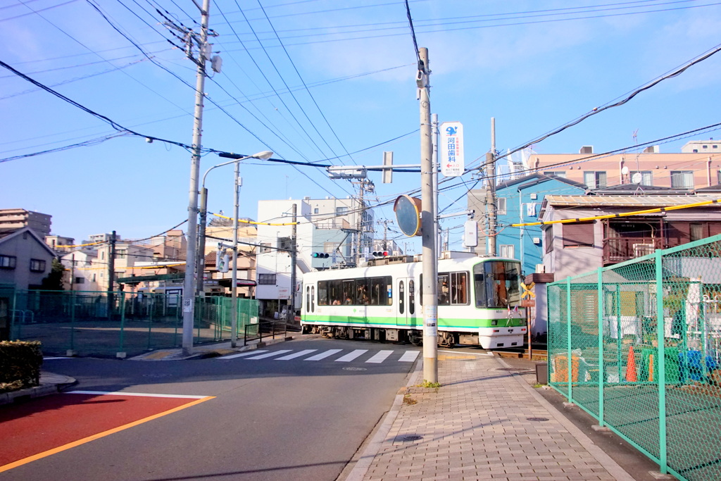 荒川区荒川の踏切の都電荒川線