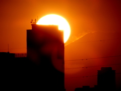 千住土手からサンシャインビルと富士山の裾の見える夕日