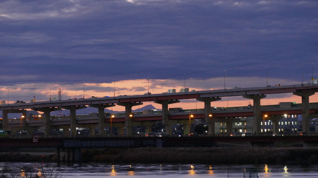 荒川土手から対岸の高速に大持山小持山武甲山のシルエット
